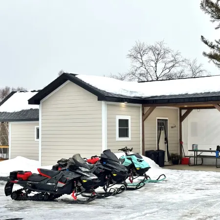 J19 South • Direct Trail Access  • King Suite • in Town • Fast WiFi • Sleeps 7