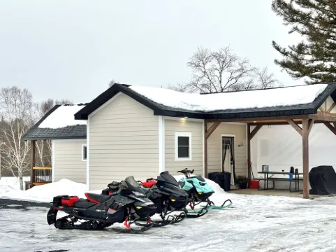 J19 South • Direct Trail Access  • King Suite • in Town • Fast WiFi • Sleeps 7