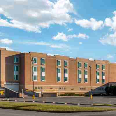 Clarion Hotel & Suites Hotel Exterior