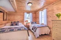 8 Mi to Saddleback Ski Area: Cabin w/ Fire Pit - 3성급