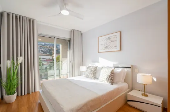 카르모에 정박된 숙소, 호미 제공