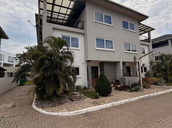 4BR Town House Cantonments. Pool. Garden