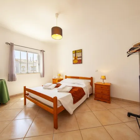 FF 02 - Bedroom 2 in Sea Breeze Guesthouse Отели рядом с достопримечательностью «Пляж Луш»