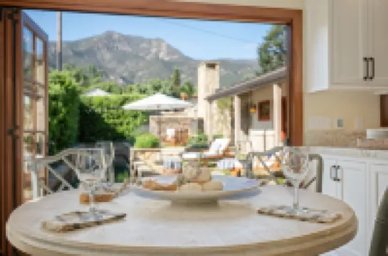 Luxurious Pool and Mountain Views - Stunning Retreat