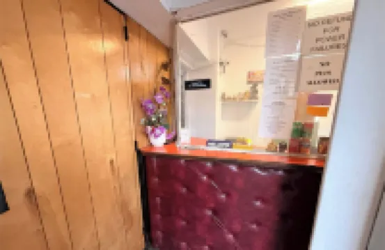 The Queen B Motel, Detroit-Warren