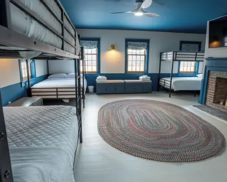 52-acre Berkshires Farmhouse Fire Pit, Outdoor Dining + Trails Copper Kettle Farm by Avantstay 設菲爾德酒店