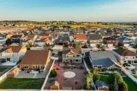 Spacious Family Getaway Near Downtown - 2-Star