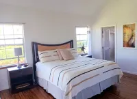 Albatross Ohana~Top location~3 bedroom house w/ loft, waterfall views~ small pet