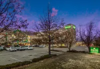 HomeTowne Studios Denver - Airport/ Aurora