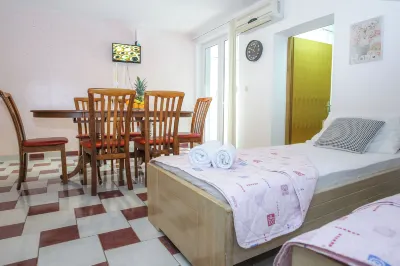 Lucky Luke Pool Apartments Hotel a 