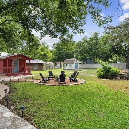 Pecan Retreat-Half Mile to Main