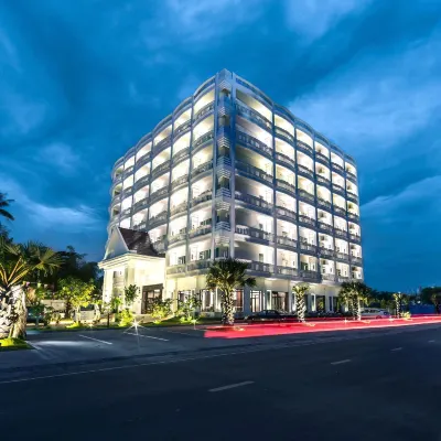 The Palm Hotel Отели рядом с достопримечательностью «Пляж Очутел»