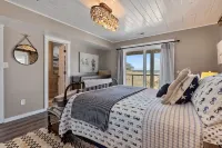 Salty Anchor oceanfront sunrise Carova4WD only!  Pets not allowed!