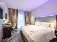 Premier Inn Hamburg St. Pauli Отели рядом с достопримечательностью «Шанценпарк»