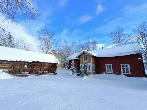 Lauri Historical Log House Manor