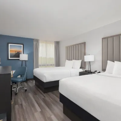 La Quinta Inn & Suites by Wyndham Dallas I-35 Walnut Hill Ln Hotels near Zero Gravity Amusement Park