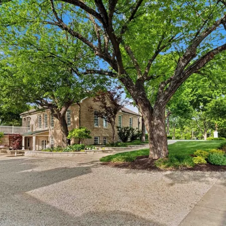 The Carriage House - Historic getaway in the heart of the city!