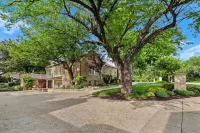 The Carriage House - Historic getaway in the heart of the city!
