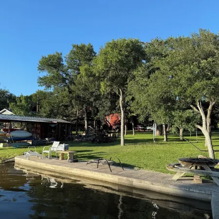 Cozy cabin in adorable Granite Shoals with WiFi, AC