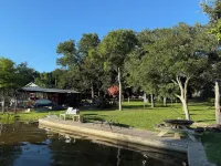 Cozy cabin in adorable Granite Shoals with WiFi, AC