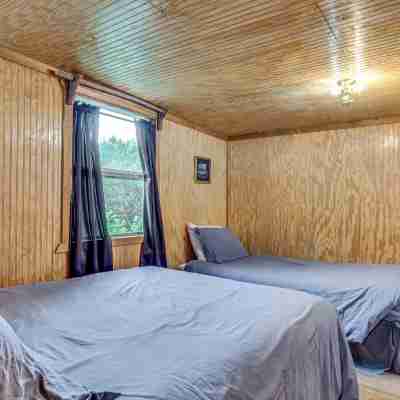 1/2 Mile to Turner Falls: 'Cedar Falls Cabin 5' Rooms