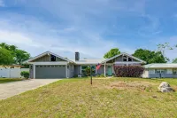 Coastal Group Getaway Near Three Sisters Springs - 3-Star