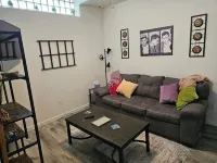 Stay in this Unique SE Iowa Apt のホテル