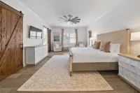 Playin Hooky 4 Bedroom Home by RedAwning - Parvekkeita