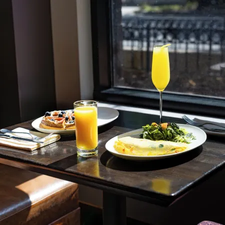 Hyatt Centric Old Town Alexandria Отели рядом с достопримечательностью «Станция метро "Брэддок-Роуд"»