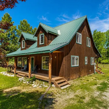 Farmhouse in Plain 2 Bedroom Home by NW Comfy Cabins by RedAwning