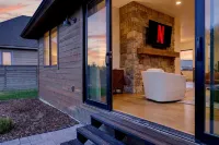 New Modern 5Br with AC - Walk to Targhee Shuttle - 4-stjärniga