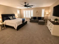 Pet-Friendly 4 Bed Home w/ Pool Access, Patio & Garage – Walk to Dining! -  Privatzimmer