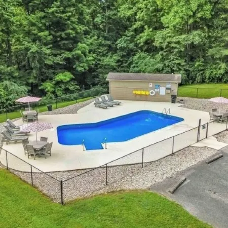3Br 3BA Cabin, with Hot Tub, 3 Pools, Boat Ramp with Dock 1 Mile Away. for Sale!