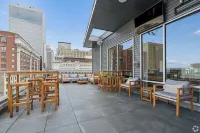 Luxury Apt Steps from 4th Street Live — Pool, Hot Tub & Free Parking - Apartments