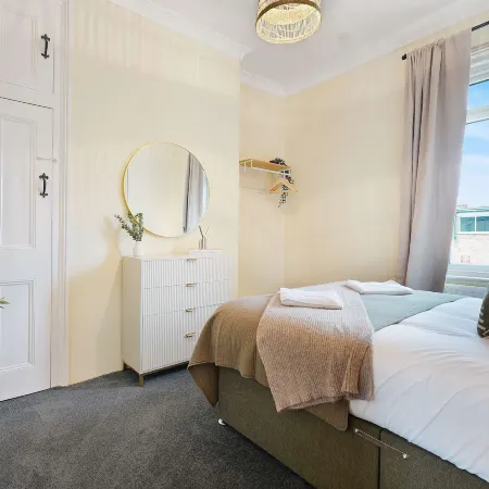Elegant 4BR Houghton St Sleeps 7 by Stay With Us