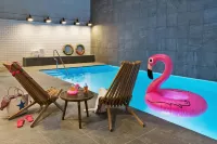 Moxy Amsterdam Houthavens - piscina