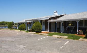 Shea's Riverside Inn & Motel