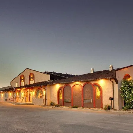 Best Western West Hills Inn Отели в г. Чадрон