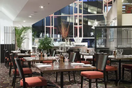 Crowne Plaza Canberra Отели рядом с достопримечательностью «Австралийский военный мемориал»