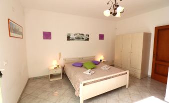 Central Apartment with Wi-fi, Air Conditioning and Balcony Pets Allowed