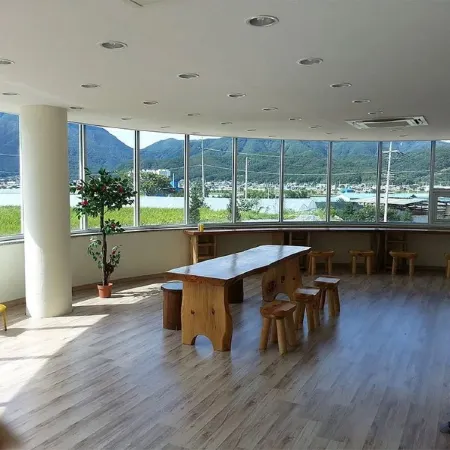 Cheorwon Hakmaru Pension (Temporarily Unpublished) Отели рядом с достопримечательностью «Общественный стадион в Чхорвоне»