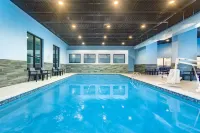 La Quinta Inn & Suites by Wyndham Joplin - Pools