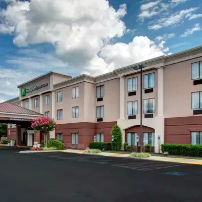 Holiday Inn Express & Suites RICHMOND NORTH ASHLAND by IHG Hotels near Randolph-Macon College