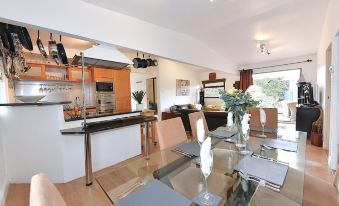Gorgeous 3Bd Cottage in the Heart of Guildford