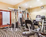 Quality Inn & Suites Greenville I-65 - Parkplatz