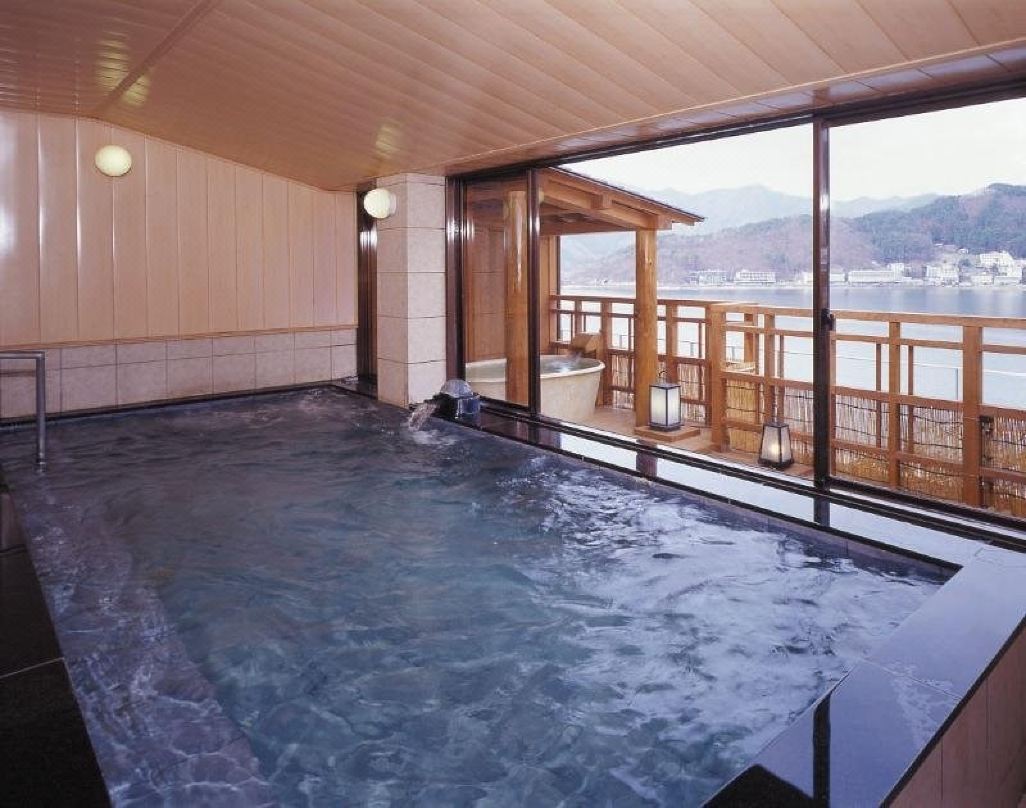 花水庭Ohya酒店（Ryokan Kasuitei - Ohya）酒店頂樓亦有溫泉，住客能一邊泡湯，一邊欣賞富士山及河口湖的景色。