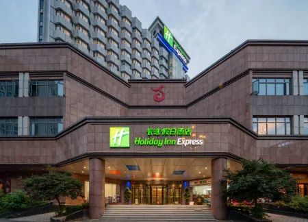 Holiday Inn Express Nanchang Bayi Square Отели рядом с достопримечательностью «Nanchang Institute of Technology (Pengqiao Campus)»