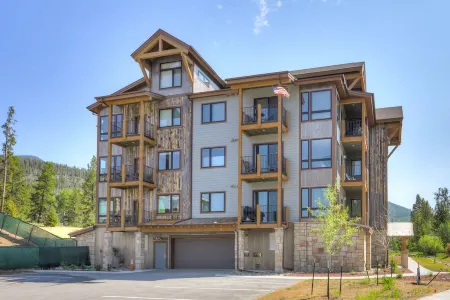 Brand New Clear Water Lofts - 2Br Premier Condo - Kids Ski Free! Condo