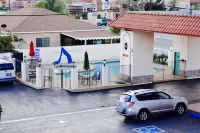Days Inn by Wyndham Anaheim Near the Park - parking