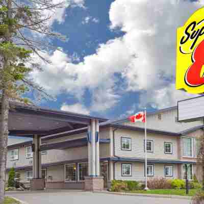 Super 8 by Wyndham Sault Ste Marie on Hotel Exterior